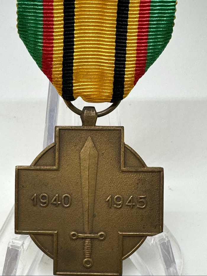 510-Médaille du Combattant militaire  de la Guerre 1940-1945, - photo numéro 2