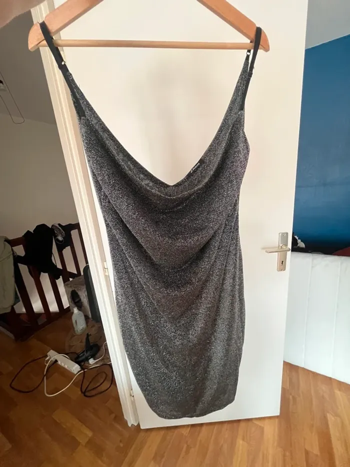 Robe noire pailletée Etam – décolleté drapé & dos en V