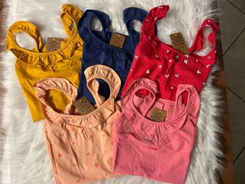Neufs (non portés) 🏷🤩 lot  débardeurs 10 ans fille 😍