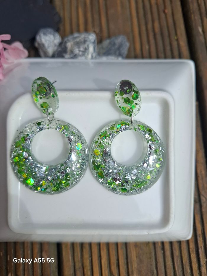 🌿 Éclat nature – Boucles d’oreilles vertes scintillantes en résine - photo numéro 4