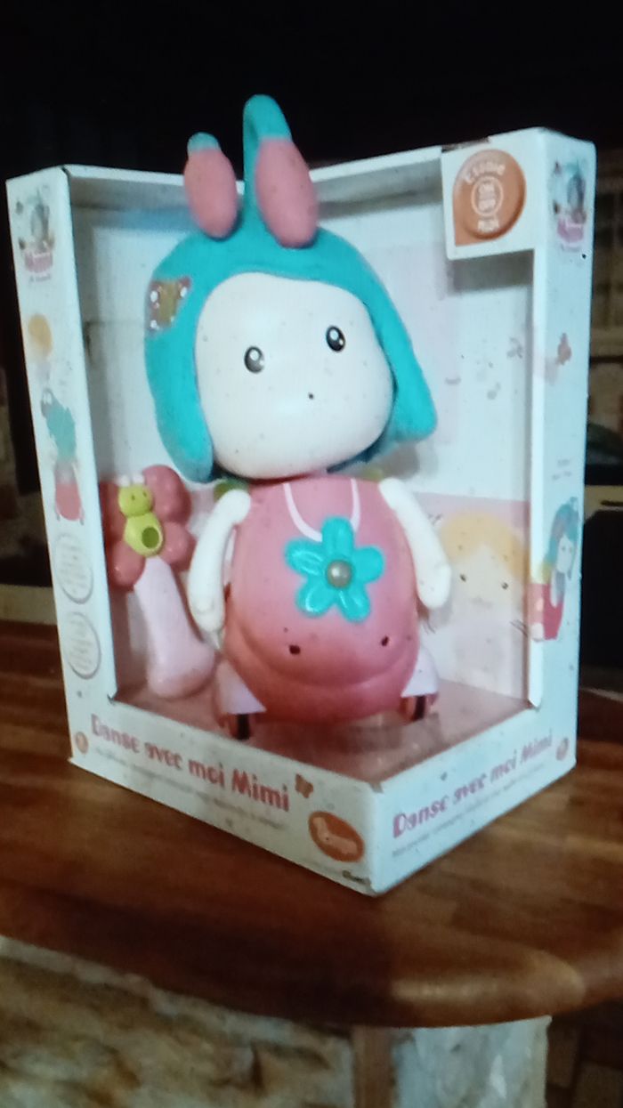 Danse avec moi Mimi dans sa boîte