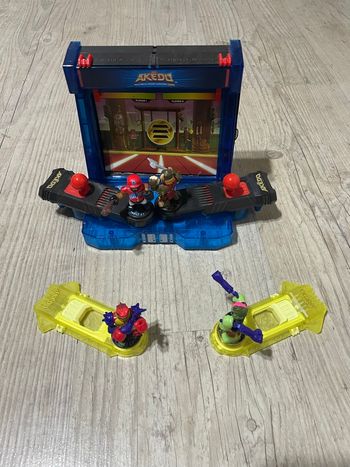 Arène et 4 figurines Akedo