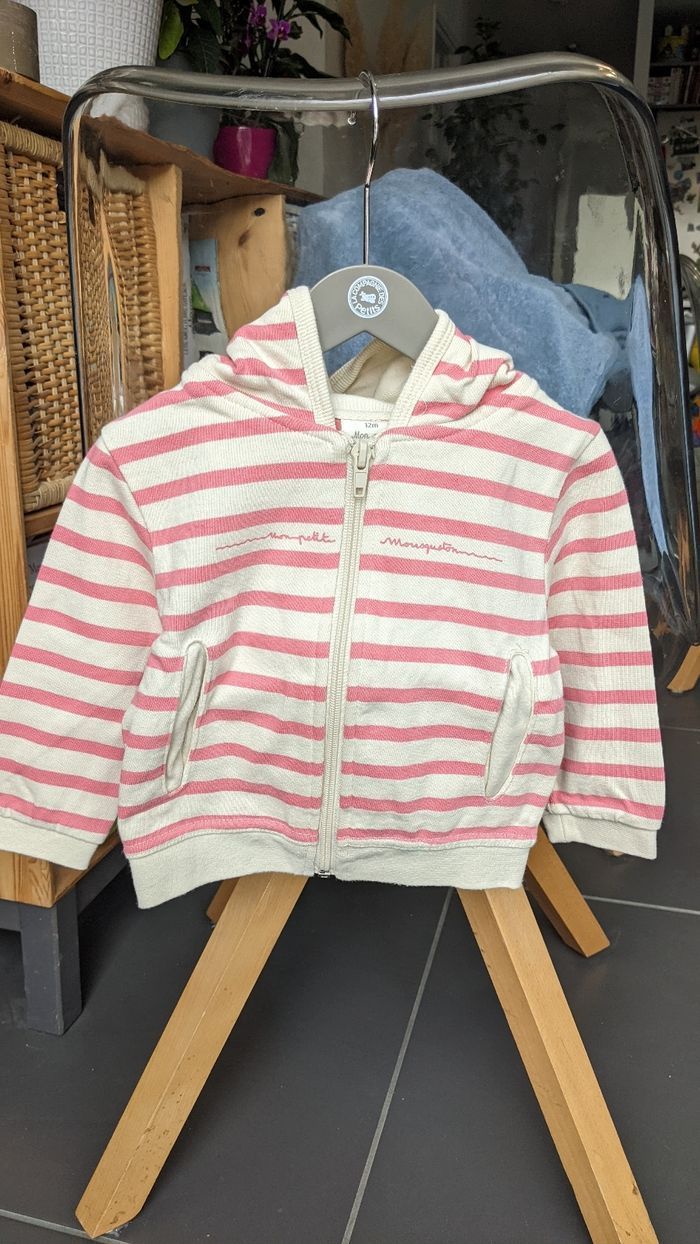 Gilet à capuche rayé rose et beige