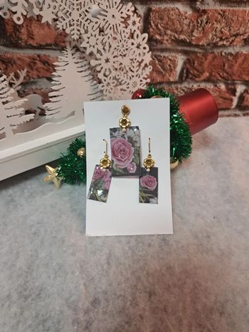 Boucles d'oreilles pendante avec pendentif en résine florale