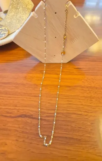 1 collier 50cm + 5 cm de rallonge 
🌸 en acier inoxydable perles résines blanches