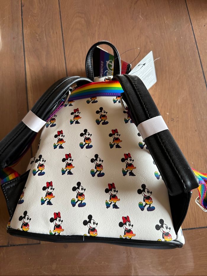 Sac Loungefly Disneyland Mickey arc en ciel Neuf - photo numéro 2