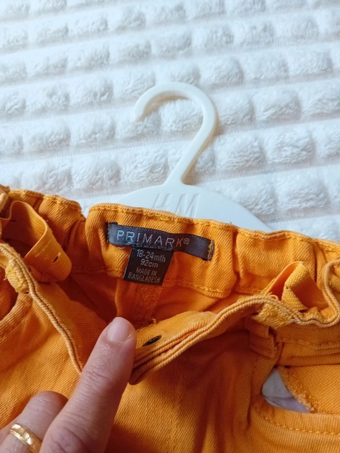 Jean garçon 24/36mois 💛🖤 - photo numéro 3