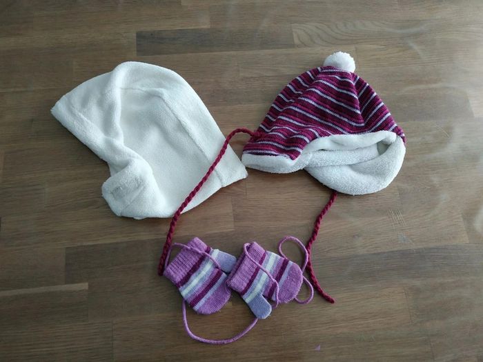 Lot bonnets et gants bébé 1 mois