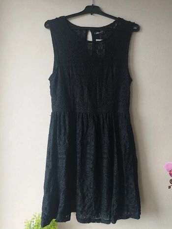 Robe dentelle sans manches