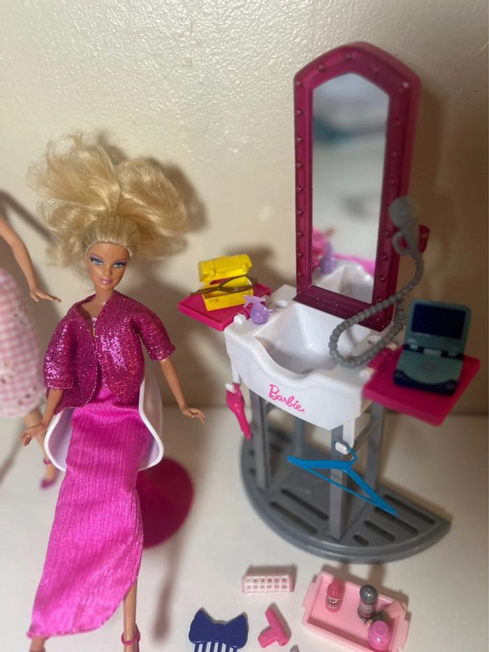 Jouet 🧸 Lot barbie coiffeur + 2 barbie + accessoires - photo numéro 4