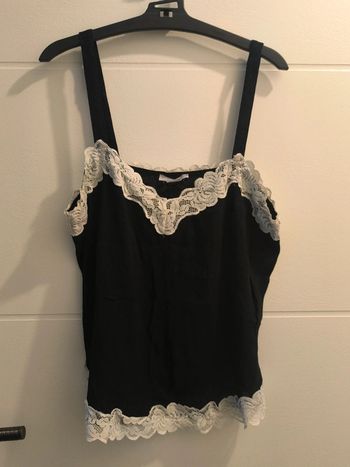 Débardeur noir dentelle blanche
