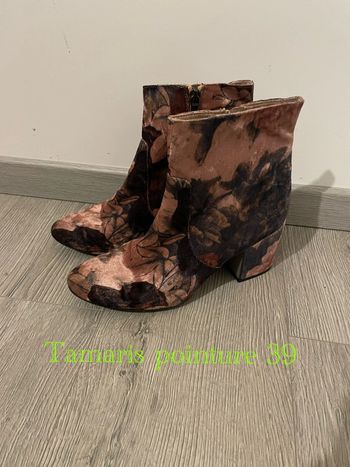 Bottine à talon 7 cm rose et noir motifs bordeaux en daim suédine tamaris pointure 39