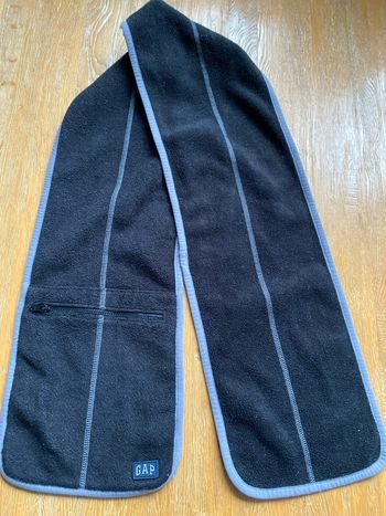 Écharpe en polaire noire Gap avec poche