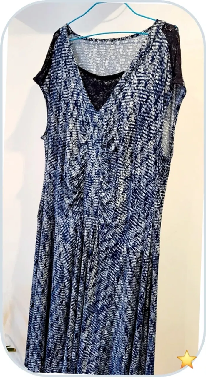 Robe fluide imprimée avec détails en dentelle – Très bon état - Bleu - Taille 40 - photo numéro 2