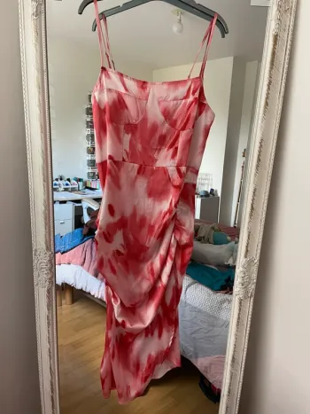 robe fendue blanche et rouge / rose