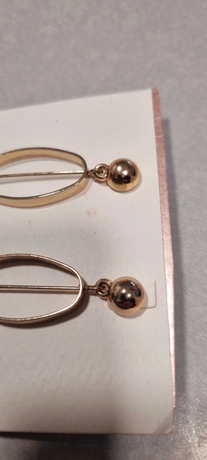 Boucles d'oreilles dorées résine noir et blanc bershka neuve avec étiquette - photo numéro 4