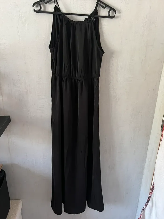 Jolie robe noire à nouer au cou et fente sur le côté