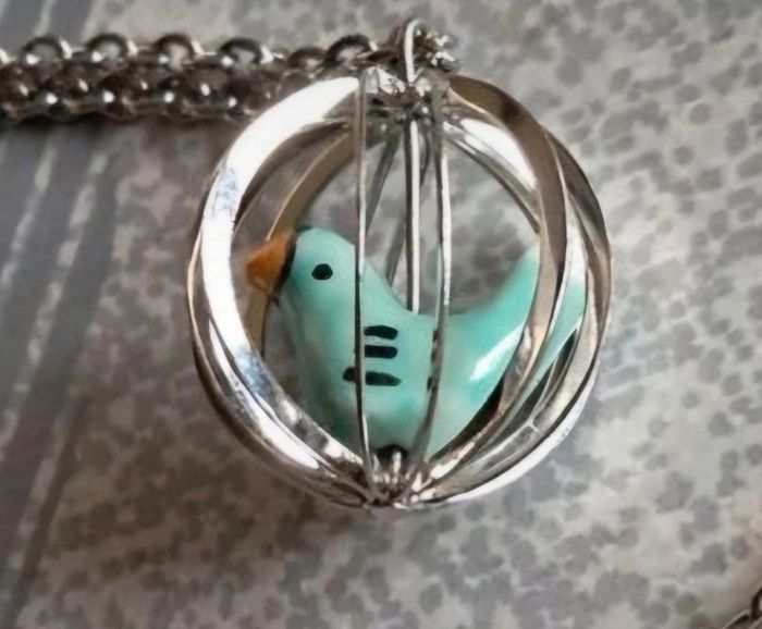 Collier court NEUF chaîne argentée avec pendentif *oiseau dans sa cage* - photo numéro 2