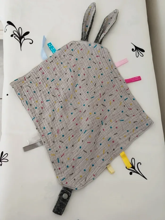 Doudou machoir à oreilles de lapin gris