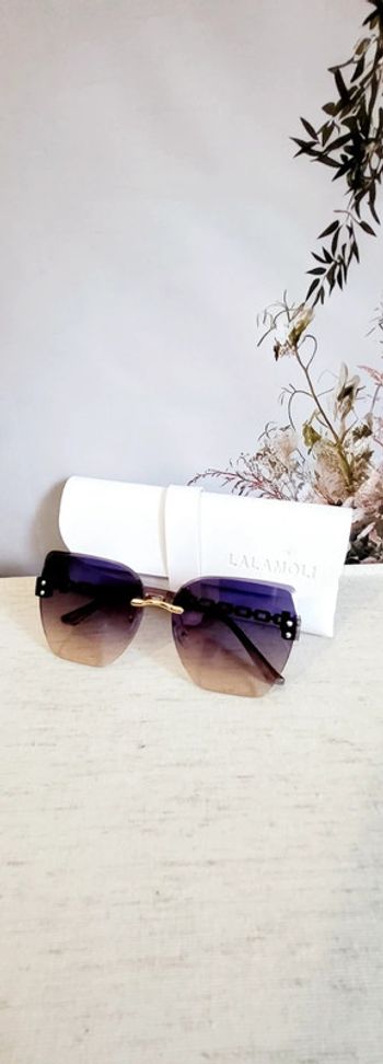 Lunettes de soleil Lalamoli effet chaîne dorée et verres violets