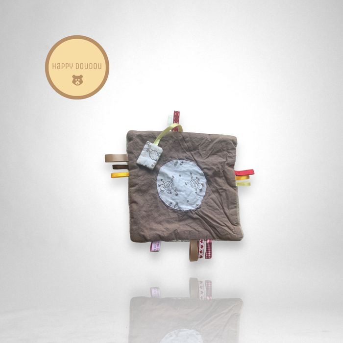 Doudou carré plat marron a étiquette La boite a lili DP413