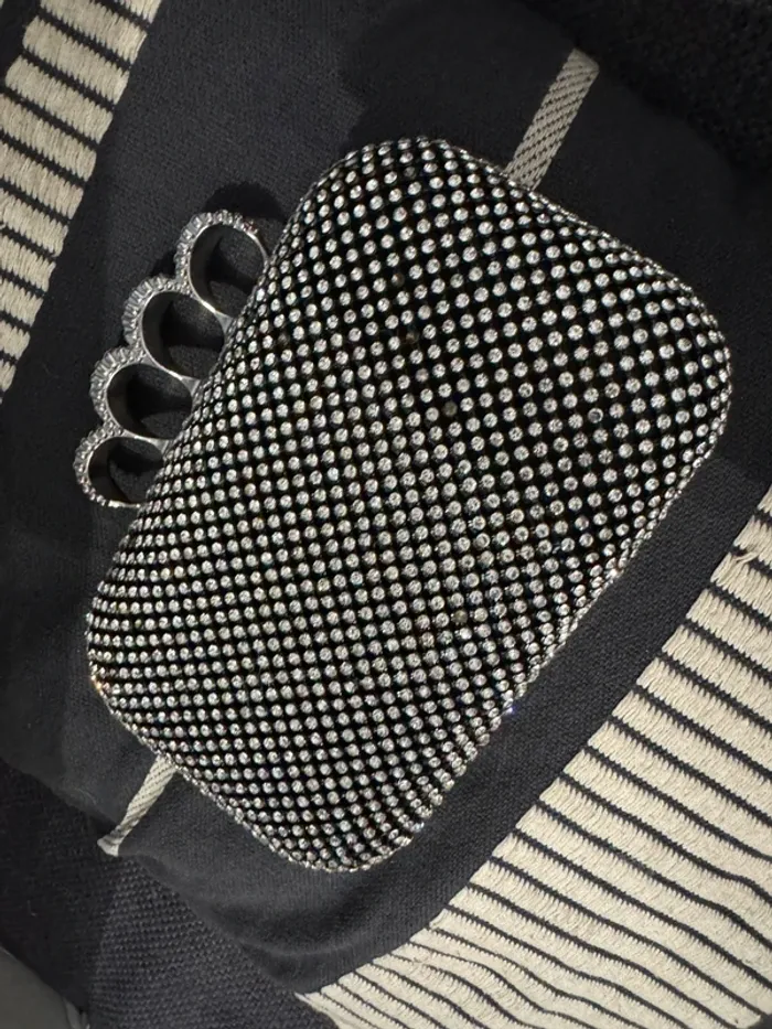 Sac clutch rigide noir à strass argentés et poignée façon “bagues” Style glamour - photo numéro 4
