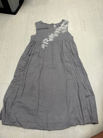 Robe légère grise avec fleurs blanches, trois pommes, 10 ans