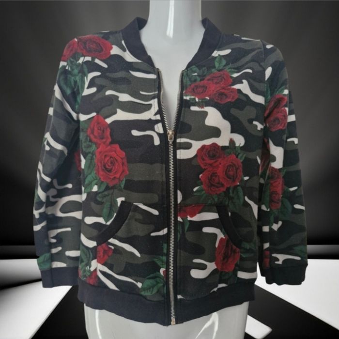 Superbe veste zippée camouflage et roses