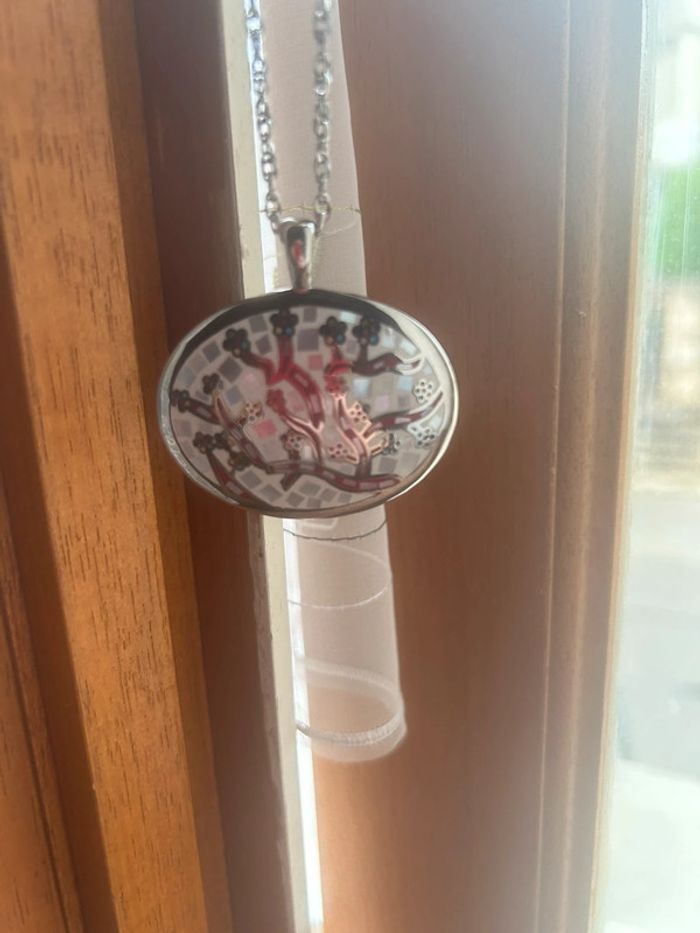 Pendentif émail et nacre avec chaîne en argent - photo numéro 3