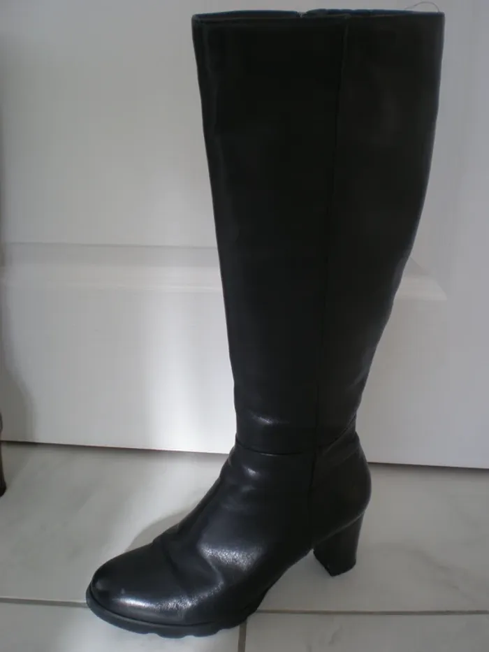 Bottes cuir noir Regarde le ciel.
