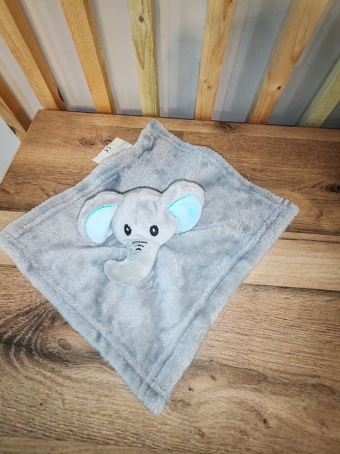 Elephant bleu et gris