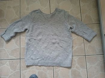 Pull col v demi manche.