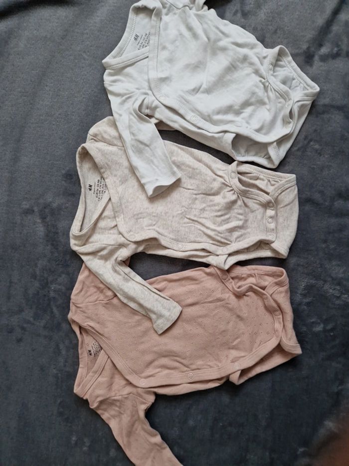 Lot 4 bodies 1-2mois 56cm très bon état H&M - photo numéro 2