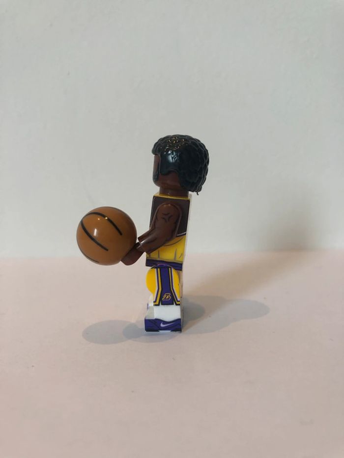 Figurine type lego Lebron James aux Lakers.Basketteur - photo numéro 2