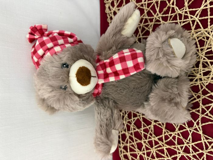 Ours en peluche 3PAGE, écharpe et chapeau à carreaux marron et rouge assis