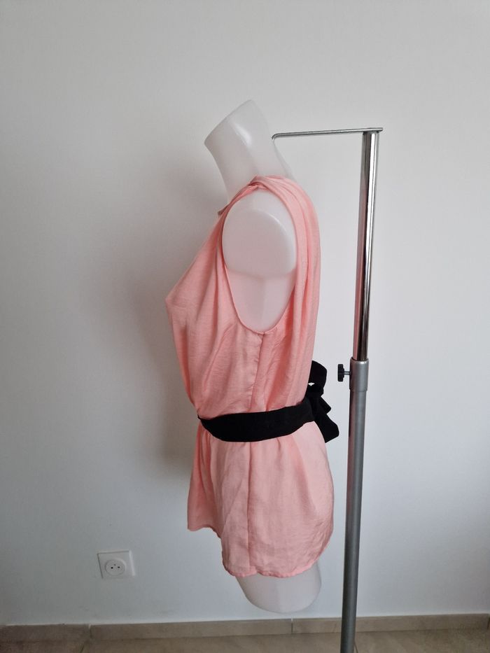 Haut rose avec sa ceinture noire Mango - photo numéro 3