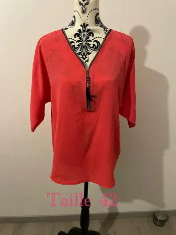 Blouse à manches courtes corail et noir fermeture éclair devant taille 42