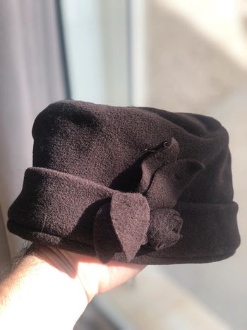 Chapeau noeud forme rose couleur marron