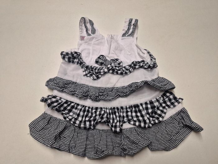 Robe grise et blanche