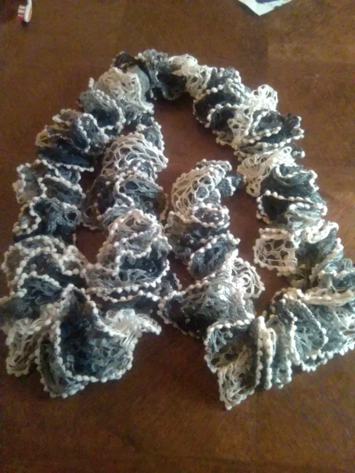 Écharpe à froufrous