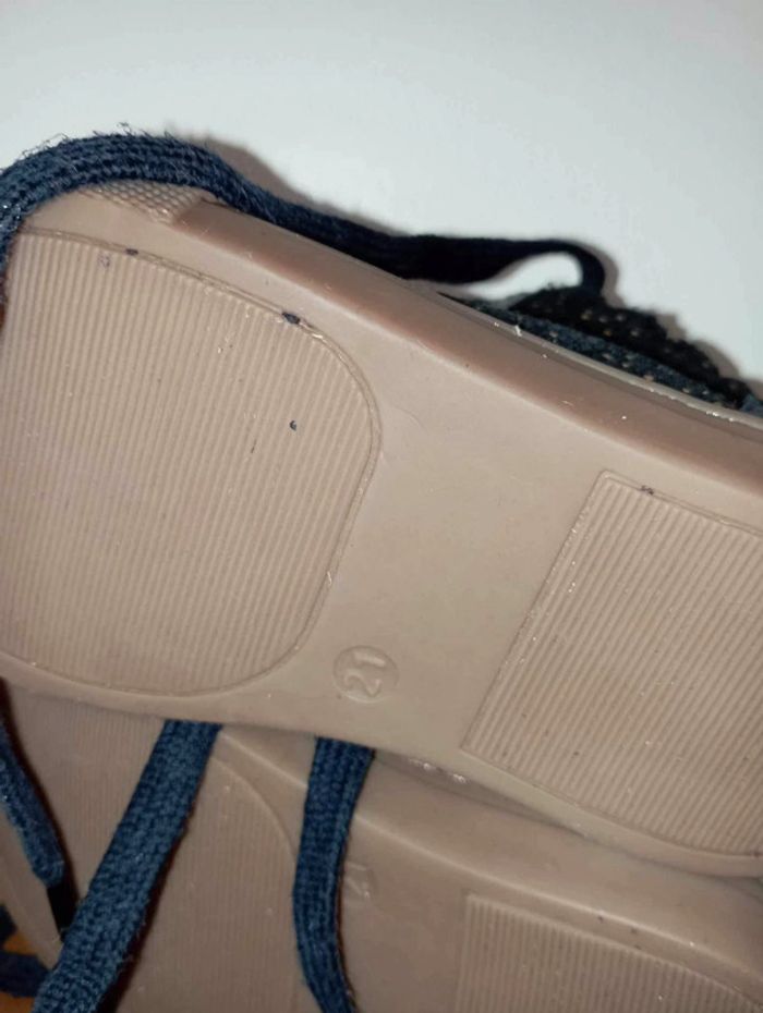 Boutin bébé fille bleue nuit taille 21 marque ver bouder très bon état. - photo numéro 4