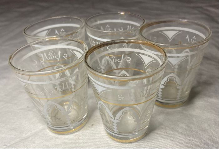 Lot de 5 verres à thé dorés et blancs