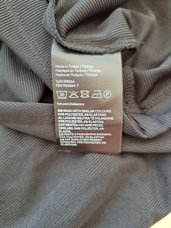 Robe noire H&M - taille XS - basique classique soirée - neuve étiquette - côtelée - décolleté en V - photo numéro 6