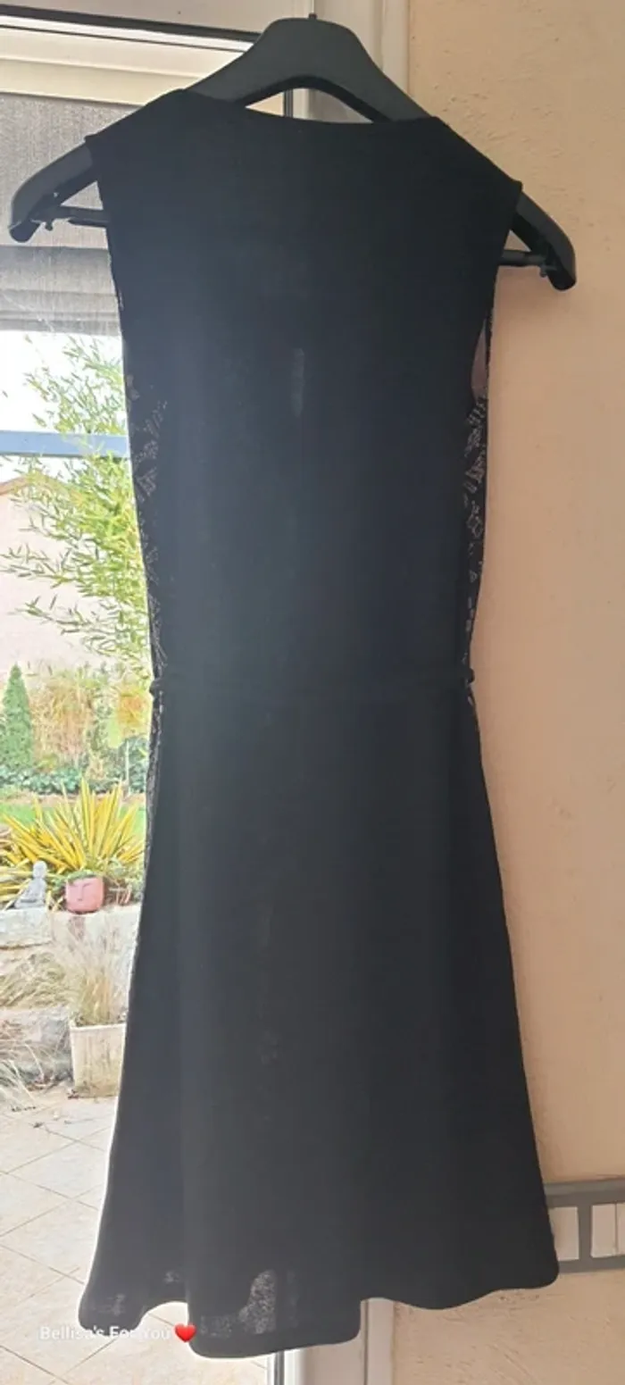 Jolie robe noir et dentelle - photo numéro 2