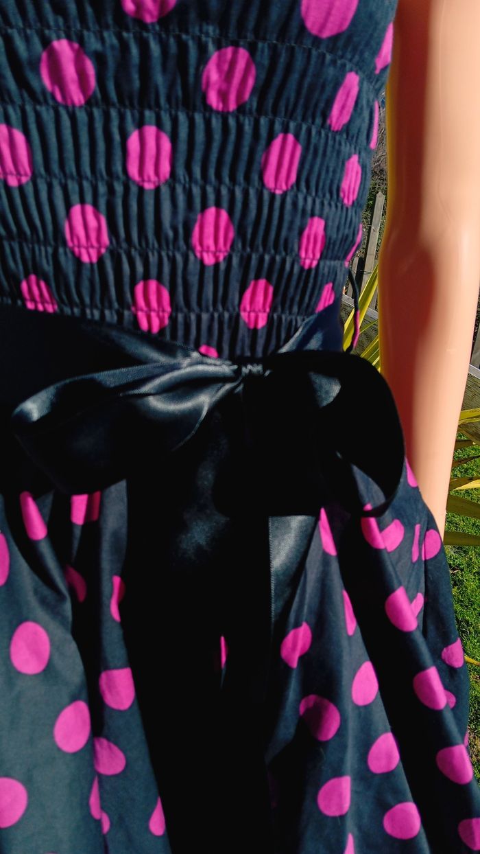 Robe noire à pois fuchsia bustier jupon en tulle intégré style rockabilly pin-up T38 H&R London - photo numéro 3