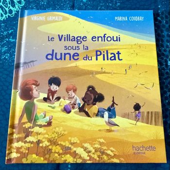 Livre Le village enfoui sous la dune du Pilat « Hachette jeunesse »