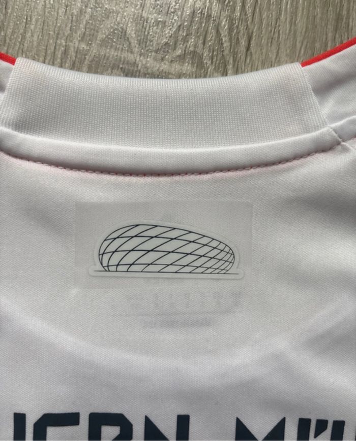 Maillot de foot FC BAYERN taille S - photo numéro 7