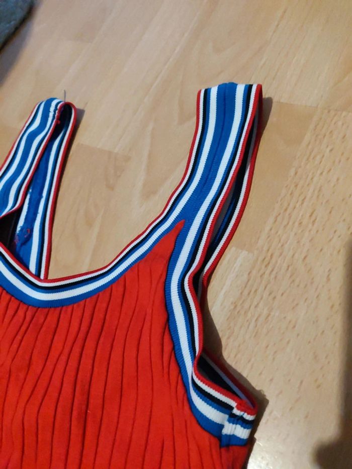 Body rouge avec bretelles bleues et blanches - photo numéro 2