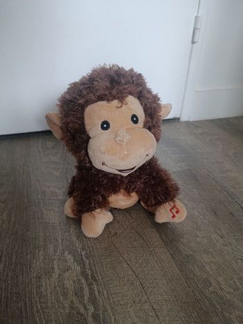 Peluche singe marron qui fait du bruit - Très bon etat