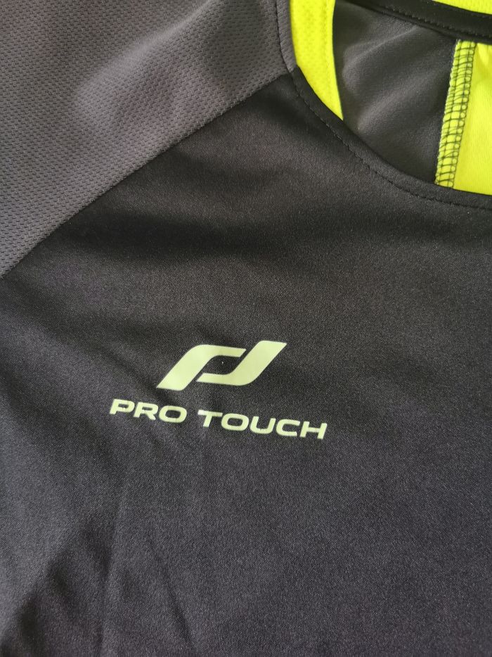 Tee shirt manches courtes de sport 10-12 ans en très bon état - photo numéro 3